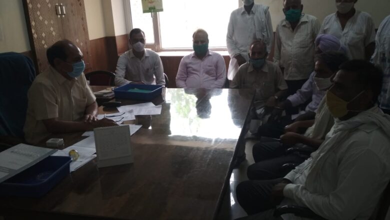 दो विभागों के बीच फुटबॉल बना सड़क का मामला
