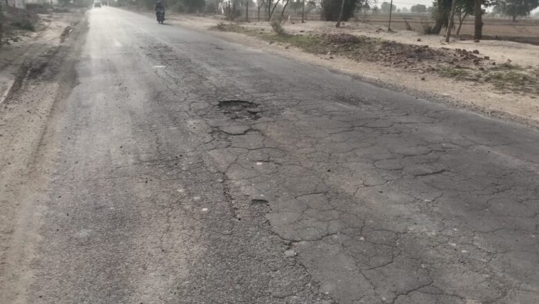 कैंचियां-पदमपुर मुख्य मार्ग बन गया है गड्ढों वाली सड़क