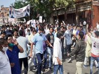फोन टेपिंग केस में MLA के समर्थन में कांग्रेसी कार्यकर्ताओं ने निकाली रैली, सोशल डिस्टेंसिंग की जमकर उड़ी धज्जियां, ज्यादातर चेहरों पर नहीं थे मास्क