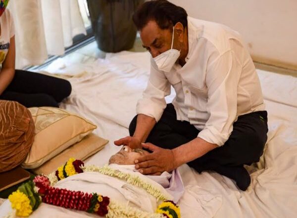 धर्मेंद्र बोले, दिलीप कुमार के निधन के बाद जब उनके घर गया तो सायरा बोलीं- ‘देखो धरम, साहब ने पलक झपकी, ये सुनकर मेरी जान निकल गई’