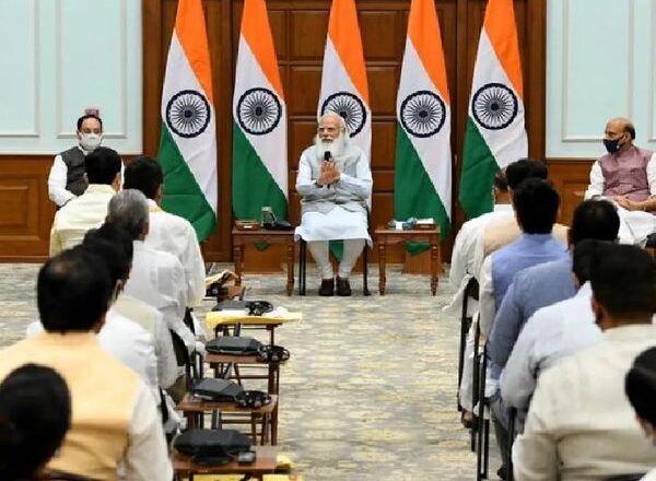 मोदी 2.0 में अब 77 मिनिस्टर:स्मृति ईरानी से कपड़ा मंत्रालय लेकर पीयूष गोयल को दिया, धर्मेंद्र प्रधान अब पेट्रोलियम नहीं शिक्षा मंत्रालय संभालेंगे; सिंधिया को मिला वफादारी का इनाम, सिविल एविएशन मंत्री बने