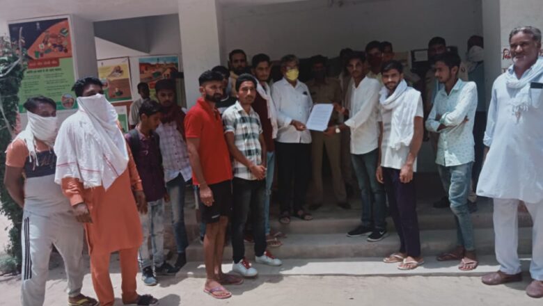 फीस माफ करने, ऑनलाइन शिक्षण सुदृढ़ करने और छात्रों का निलंबन वापस लेने की मांग