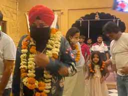राजस्थान के सिंगर मामे खान की बेटी की शादी में पत्नी और बेटी के साथ होंगे शामिल, खान ने फोटो शेयर कर लिखा- पाजी आपका गांव में स्वागत है