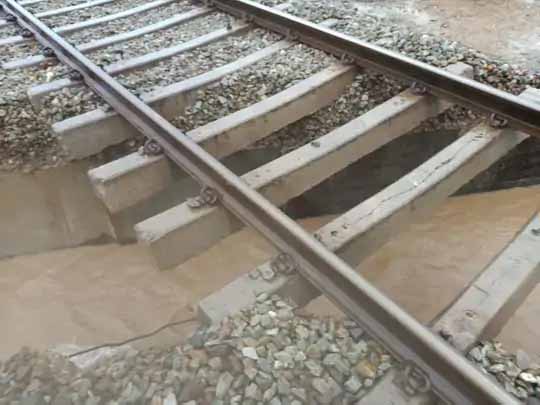 राजस्थान में भारी बरसात से रेलवे ट्रैक डूबे:कोटा-सवाईमाधोपुर के बीच रेल लाइनों में कई जगह भरा पानी, जयपुर से मुंबई, कोटा,सवाईमाधोपुर जाने वाली ट्रेनों के रूट डायवर्ट किए