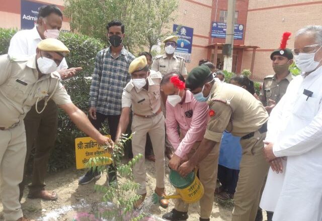 प्रचार रथ रवाना, पौधारोपण किया