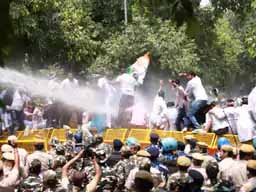 कांग्रेस का संसद घेराव:यूथ कांग्रेस के हजारों कार्यकर्ता संसद के बाहर जमा हुए, पुलिस ने वाटर कैनन से बौछारें की; राहुल बोले- PM ने नौकरी देने की जगह छीनी