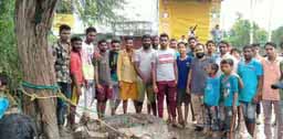 मगरमच्छ पर पैर रख फोटोशूट, VIDEO:चंद्रलोही नदी से निकलकर सड़क किनारे आया 6 फीट का मगरमच्छ, ग्रामीणों ने रस्सी से पकड़कर पेड़ से बांधा, 12 लोगों ने उठाकर जीप में डाला