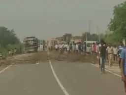 मां के सामने मासूम को बस ने कुचला, मौत:सड़क किनारे खड़े थे दोनों मां-बेटे, अचानक हाथ छुड़ा कर भागा तो सामने से आ रही बस ने कुचला, गुस्साए लोगों ने बस में लगाई आग