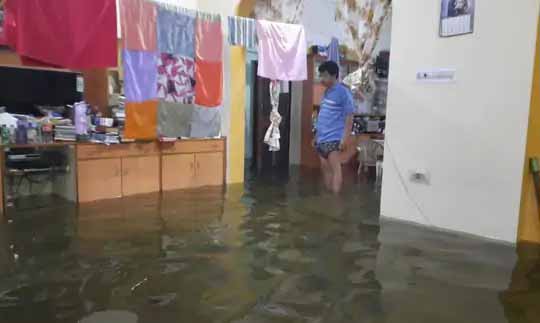 कोटा में बारिश के बाद बिगड़े हालात:कॉलोनियों की सड़कें बनी तालाब, मकानों में 2 फीट तक भरा पानी, सोफे तक डूबे; पानी की निकासी नहीं होने से लोग परेशान