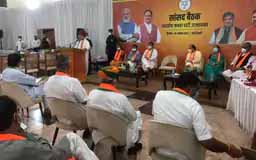 चेहरों की सियासत:दिल्ली में राजस्थान के बीजेपी सांसदों की बैठक में मंच पर वसुंधरा मौजूद, लेकिन बैनर से गायब, यही होर्डिंग बीजेपी दफ्तर पर लगाने पर हुआ था विवाद