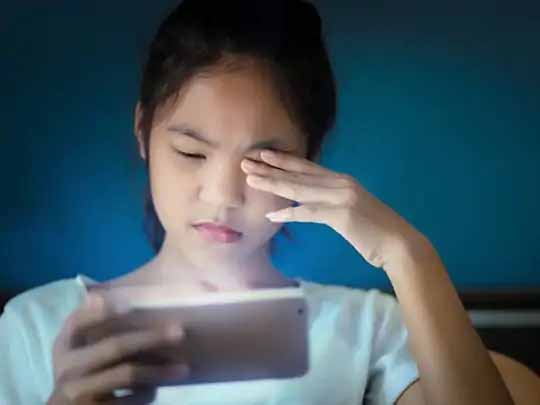 कोरोनाकाल में बढ़ती ‘ड्राय आई’ की समस्या:बच्चे औसतन 4 घंटे स्क्रीन पर बिता रहे हैं, आंखों में लालिमा, खिंचाव और जलन के मामले बढ़ रहे; 20-20-20 का फॉर्मूला अपनाकर इसे रखें स्वस्थ