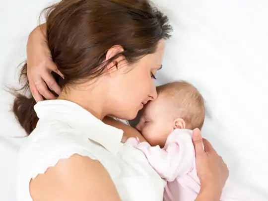 ब्रेस्टफीडिंग मां और बच्चे के लिए है फायदेमंद:मां का पहला दूध नवजात को रोगों से लड़ने की क्षमता देता है और मां में ब्रेस्ट कैंसर व आर्थराइटिस का खतरा घटता है