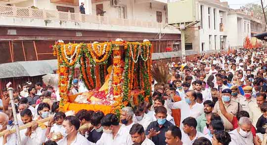 पंचतत्व में विलीन हुए महंत किशोरपुरी:मेहंदीपुर बालाजी मंदिर के महंत की चक डोल यात्रा में उमड़ा जनसमूह, उत्तराधिकारी महंत नरेशपुरी ने दी अंतिम विदाई, लंबी बीमारी के बाद रविवार को हो गया था निधन