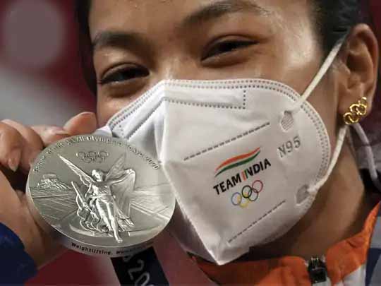 ओलिंपिक मेडलिस्ट का बर्थ डे सेलीब्रेशन:वेट लिफ्टिंग का सिल्वर जीतने वाली मीराबाई चानू ने फैमली के साथ जन्मदिन मनाया, बोलीं- ये स्पेशल था