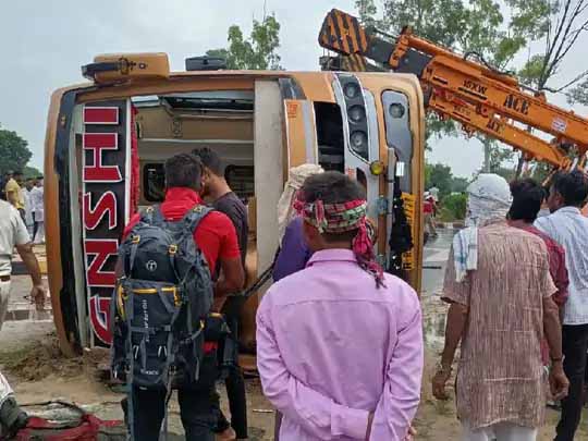 45 यात्रियों से भरी बस पलटी:यूपी के गोरखपुर से मजदूरों को लेकर अहमदाबाद जा रही थी बस, गाय को बचाने के लिए कट मारा तो पलट गई, एक की मौत, 23 घायल