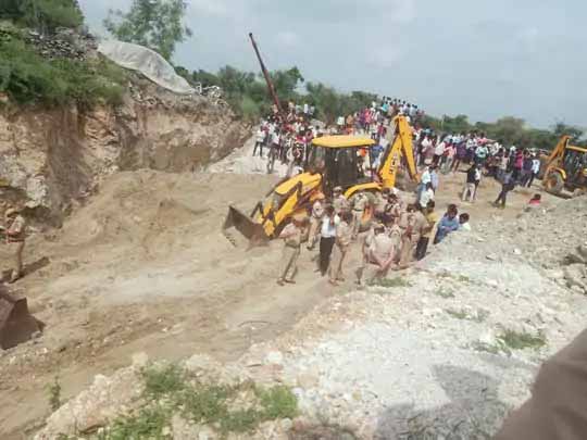 भीलवाड़ा में खदान ढही, 7 दबे:पत्थर निकालने का चल रहा था काम, अचानक ढहने से 4 महिलाओं समेत 7 मजदूर मलबे में दबे; रेस्क्यू ऑपरेशन जारी