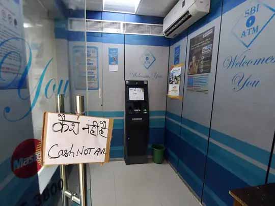 RBI की बैंकों पर सख्ती:अगर ATM में नहीं है कैश, तो बैंकों को देना होगा 10 हजार का जुर्माना; 1 अक्टूबर से लागू होंगे नए नियम
