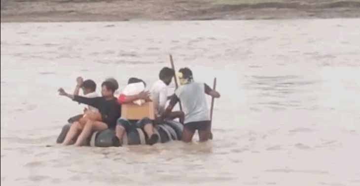 नदी पार करने का ये तरीका जानलेवा है:बाढ़ में डूबा पुल, ट्रैक्टर ट्यूब से पार्वती नदी पार करा रहे लोग; मुंह मांगे पैसे ले रहे, राजस्थान का मप्र से संपर्क टूटा