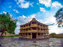 इस मंदिर पर भूकंप भी बेअसर, VIDEO:1 हजार साल पुराना मंदिर 108 खंभों पर टिका, चूने और मिट्‌टी से जुड़े हैं खंभे, गांव और नदी के नाम से बने देव सोमनाथ