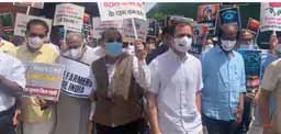 सदन का हंगामा सड़क पर लाया विपक्ष:राहुल बोले- राज्यसभा में पहली बार सांसदों को पीटा गया, शिवसेना ने कहा- लगता है कि पाकिस्तान बॉर्डर पर हों