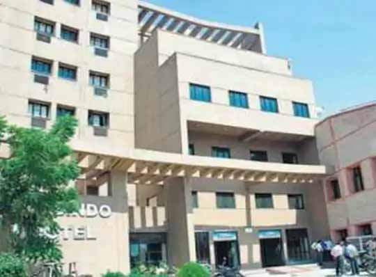 MNIT में इंजीनियरिंग छात्र ने सुसाइड किया:हॉस्टल के कमरे में कूलर पर चढ़कर बैडशीट का फंदा बनाया, सुबह बार-बार छात्र का मोबाइल बजने पर दोस्तों ने खिड़की से देखा तो लटकते हुए नजर आया