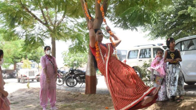 हाथों पर रचाए मेहंदी मांडणे, झूला-झूलने की निभाई परम्परा