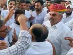 टिकट के लिए पूर्व सांसद से धक्का-मुक्की:CM के करीबी बद्रीराम जाखड़ पर बरसे नाराज कार्यकर्ता, पंचायत चुनाव में परिवार के लोगों को दावेदार बनाने का आरोप लगाया