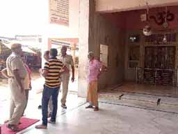 पुजारियों ने चलाईं लाठियां, VIDEO:मंदिर के पास दुकान लगाने को लेकर विवाद, भीम आर्मी ने&nbsp;पिटाई करने वालों की गिरफ्तारी की मांग को लेकर निकाली रैली,&nbsp;गांव में पुलिस बल तैनात