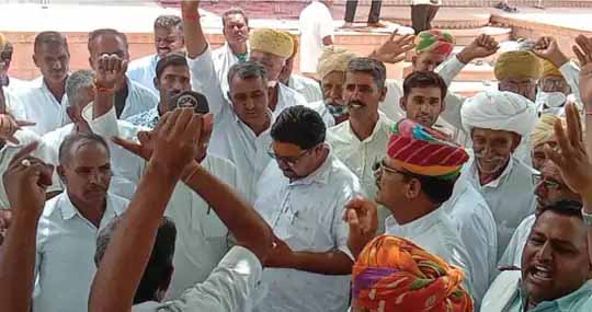 केंद्रीय मंत्री शेखावत पर भाजपा कार्यकर्ताओं का गुस्सा फूटा:पूर्व विधायक बाबू सिंह के समर्थकों ने की नारेबाजी, पंचायत समिति के चुनाव में&nbsp;समर्थकों के लिए मजबूत प्रत्याशी का टिकट काटने का आरोप लगाया