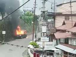 उग्रवादी के एनकाउंटर पर मेघालय में हिंसा:मुख्यमंत्री कोनराड संगमा के घर पेट्रोल बम फेंके गए, शिलॉन्ग में कर्फ्यू, राज्य के कई इलाकों में इंटरनेट भी बंद