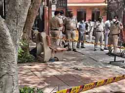सुप्रीम कोर्ट के बाहर खुदकुशी की कोशिश:सांसद पर रेप का आरोप लगाने वाली महिला और गवाह ने खुद को आग लगाई, 40% झुलसे