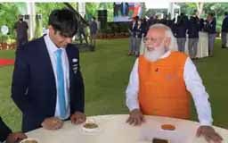 PM की ओलिंपिक वीरों से मुलाकात:पदकवीरों संग मोदी ने बिताया वक्त, सिंधु के साथ खाई आइसक्रीम और नीरज के साथ उठाया चूरमे का लुफ्त