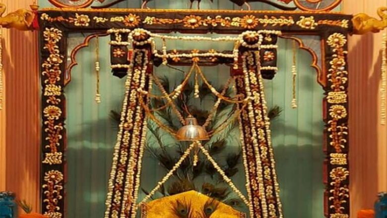 बादाम-काजू से ठाकुरजी के झूले का श्रृंगार