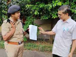 लखनऊ में पूर्व IPS अमिताभ ठाकुर हाउस अरेस्ट:CM योगी के खिलाफ चुनाव लड़ने का ऐलान किया था, प्रचार के लिए निकल रहे थे गोरखपुर; पुलिस ने कहा- गिरफ्तार नहीं किया, शहर से बाहर जाने से रोका