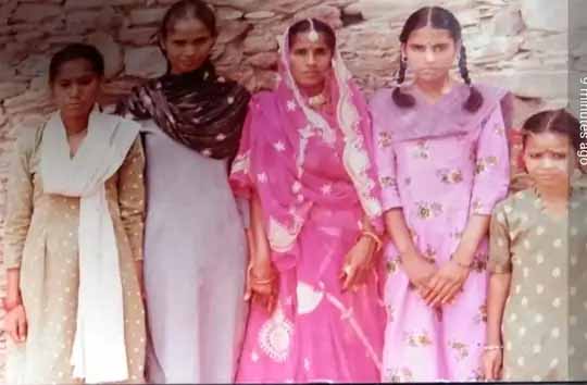 यहां मुस्लिम भाइयों की कलाई पर सजती है राखी:50 सालों से हिंदू बहनें बांध रही हैं राखी, 1991 के दंगों में भी नहीं टूटा बंधन; शादी समेत अन्य धार्मिक कार्यक्रमों में दोनों परिवार होते है शामिल
