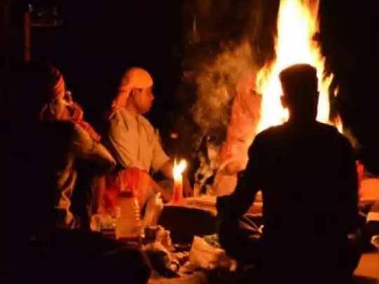 17 साल की लड़की 24 साल के बाबा संग भागी:बीमार बेटी का इलाज कराने बाबा के पास ले गया था पिता, दोनों के बीच नजदीकियां बढ़ीं तो फोन पर घंटों बात होने लगी