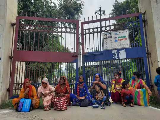 अजमेर में सेंट्रल जेल के बाहर बैठी महिलाएं:कैदियों को राखी बांधने उनकी बहनों ने बाहर ही डाला डेरा, कहा- पहले लॉकडाउन में नहीं आ सके, इस बार प्रशासन ने रोका