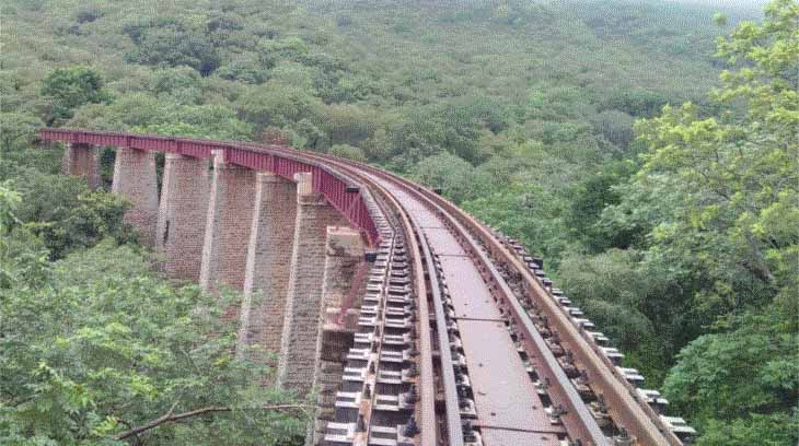 डेढ़ साल बाद फिर शुरू हुई मावली-मारवाड़ ट्रेन सेवा:अरावली की वादियों से गुजरती है ट्रेन, 152km के इस रूट पर हरियाली और पहाड़ों से गिरते झरने करते हैं आकर्षित