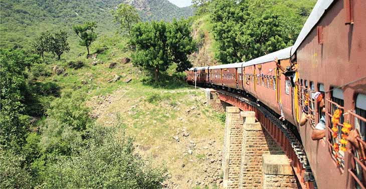 राजस्थान में 22KM खूबसूरत रेलवे ट्रैक की LIVE रिपोर्ट:मारवाड़ से मेवाड़ के बीच पहाड़ों और जंगल से गुजरती है ट्रेन, डेढ़ साल बाद फिर शुरू हुआ खूबसूरत सफर