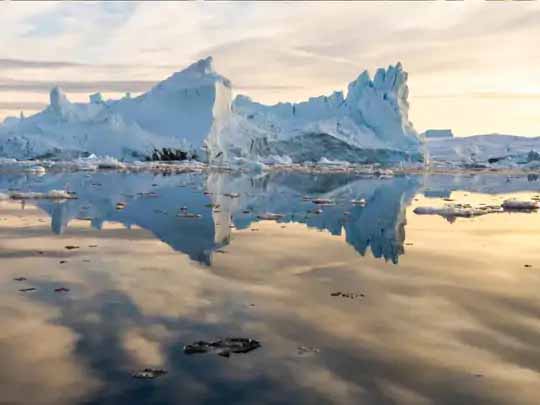 पिघल रहा आइलैंड:ग्रीनलैंड की सबसे ऊंची चोटी पर पहली बार हुई मूसलाधार बारिश, बर्फ के पिछलने की दर रोजाना के मुकाबले 7 गुना तक बढ़ी; वैज्ञानिकों की चिंता बढ़ी