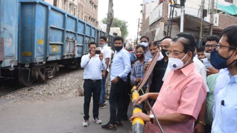 रेल फाटक बंद होने से ट्रैफिक में फंसे यूडीएच मंत्री बोले, विकराल समस्या का शीघ्र कराएंगे समाधान
