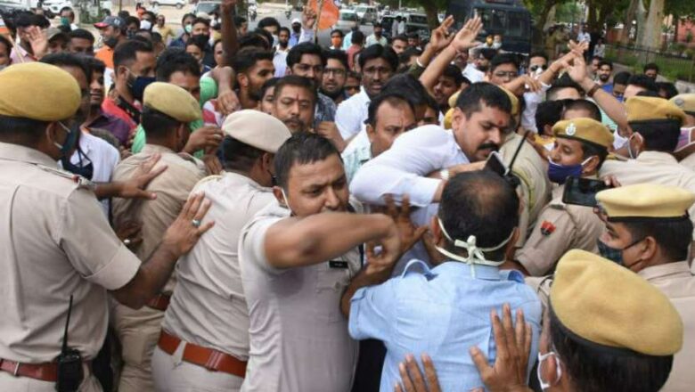 पुलिस और भाजपा कार्यकर्ताओं में धक्का-मुक्की