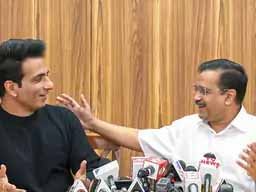 काम दिल्ली में नजर पंजाब पर:पंजाब चुनाव के लिए कोई कसर नहीं छोड़ना चाहते केजरीवाल, मोगा के सोनू सूद को दिल्ली सरकार का ब्रांड एंबेसडर बनाया