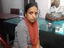 महिला पटवारी ने ली एक लाख की रिश्वत:ACB की टीम को देख नोट हवा में उड़ा दिए, जो पड़ोसी की जाली में जाकर अटके; पत्थर की खदान की रिपोर्ट बनाने के लिए मांगे थे 2 लाख