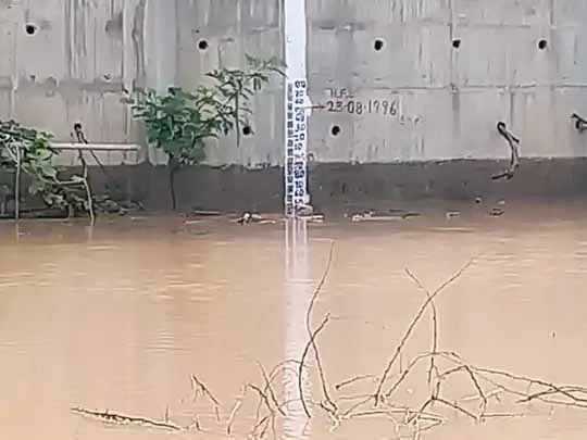 तेज बारिश से पानी में डूबे 60 गांव:राहत के लिए कर रहे इंतजार, चंबल में जलस्तर .30 एमएम कम हुआ, यहां अब भी खतरे के निशान के ऊपर बह रहा