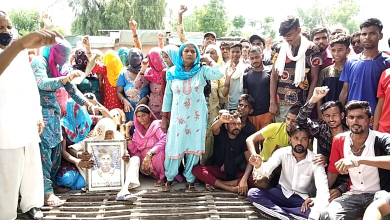 हत्या मामले में कार्रवाई न होने से नाराज लोगों ने घेरा पुलिस थाना