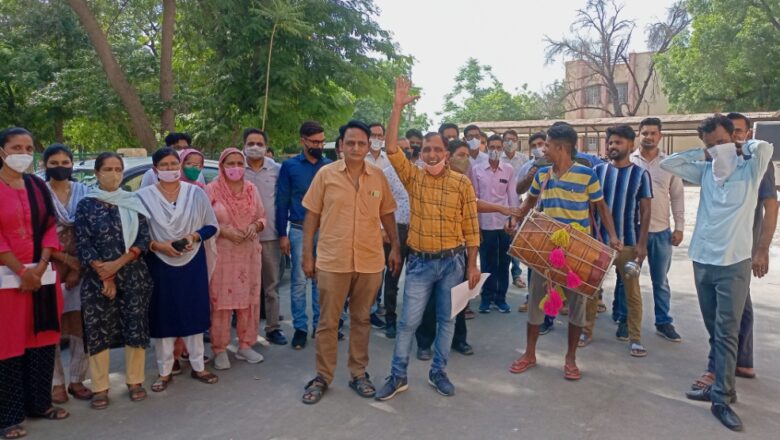 मंत्रालयिक कर्मचारियों ने ढोल बजाते हुए सौंपा ज्ञापन