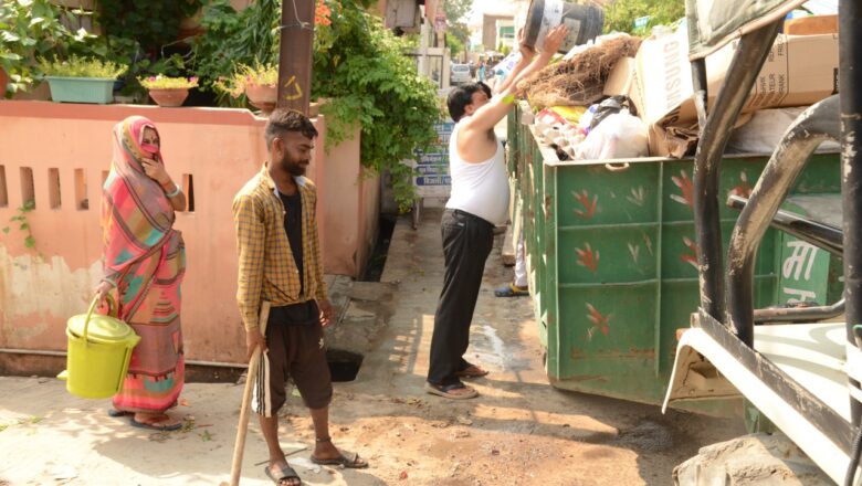 काम पर लौटे सफाई कर्मचारी,चार दिन बाद उठी ढेरियां