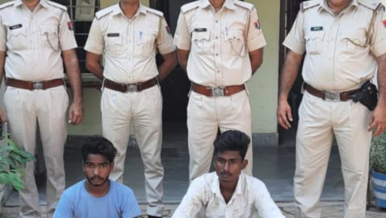 लॉ स्टूडेंट का मोबाइल झपट कर भागते दो युवकों को लोगों ने दबोचा, चोरी के मोटरसाइकिल पर अंजाम दी वारदात
