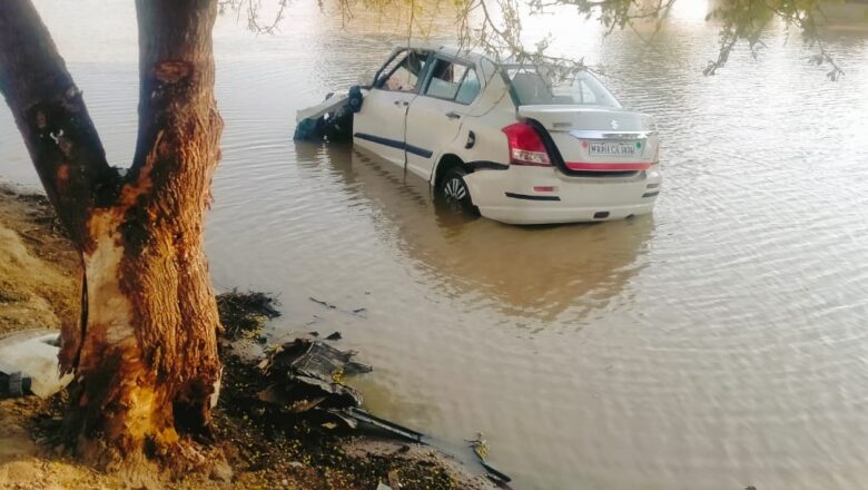 बारात रवाना होने से पहले भीषण हादसा, पेड़ से टकराकर कार नहर में गिरी-तीन युवकों की मौत